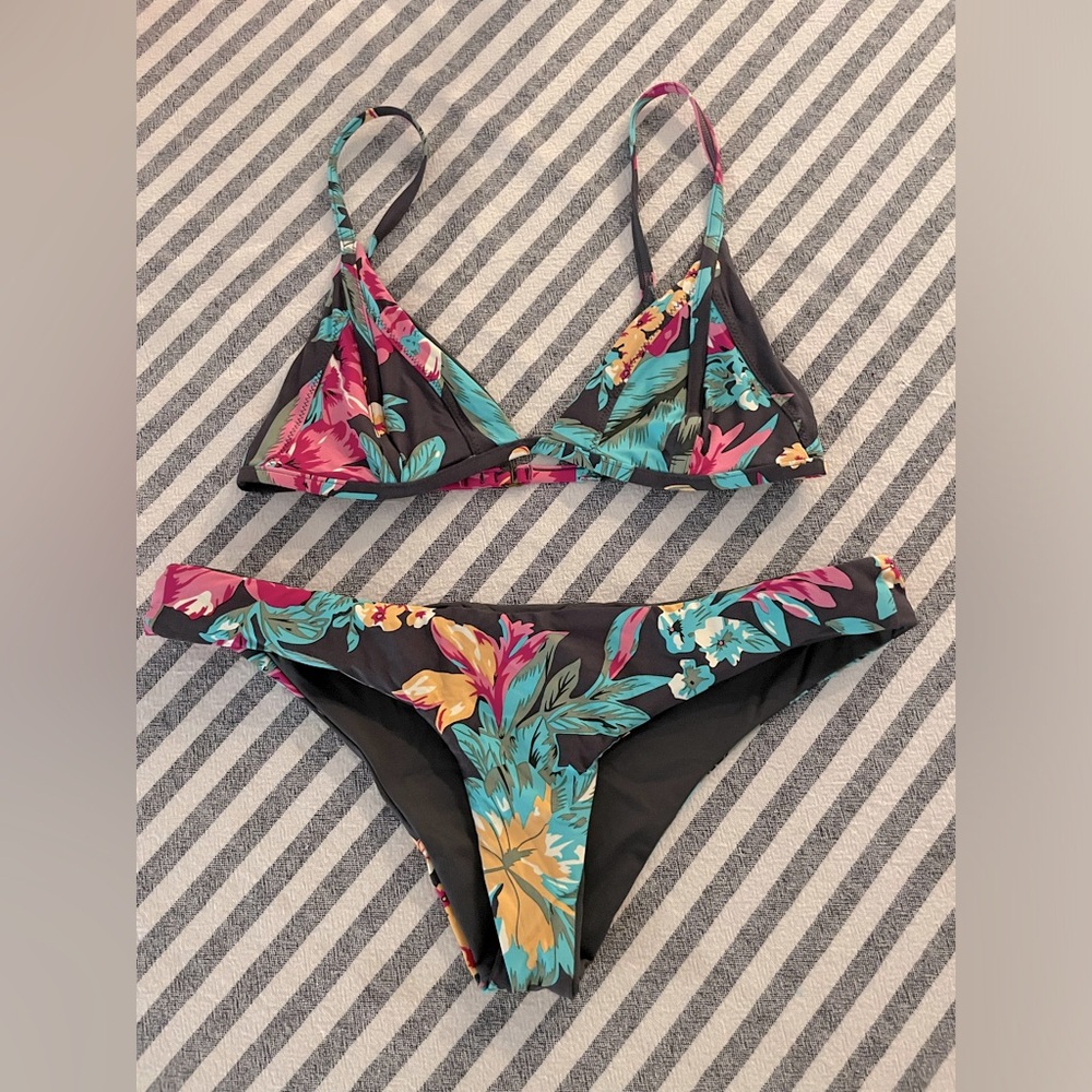 Floral bikini 🌺🌸